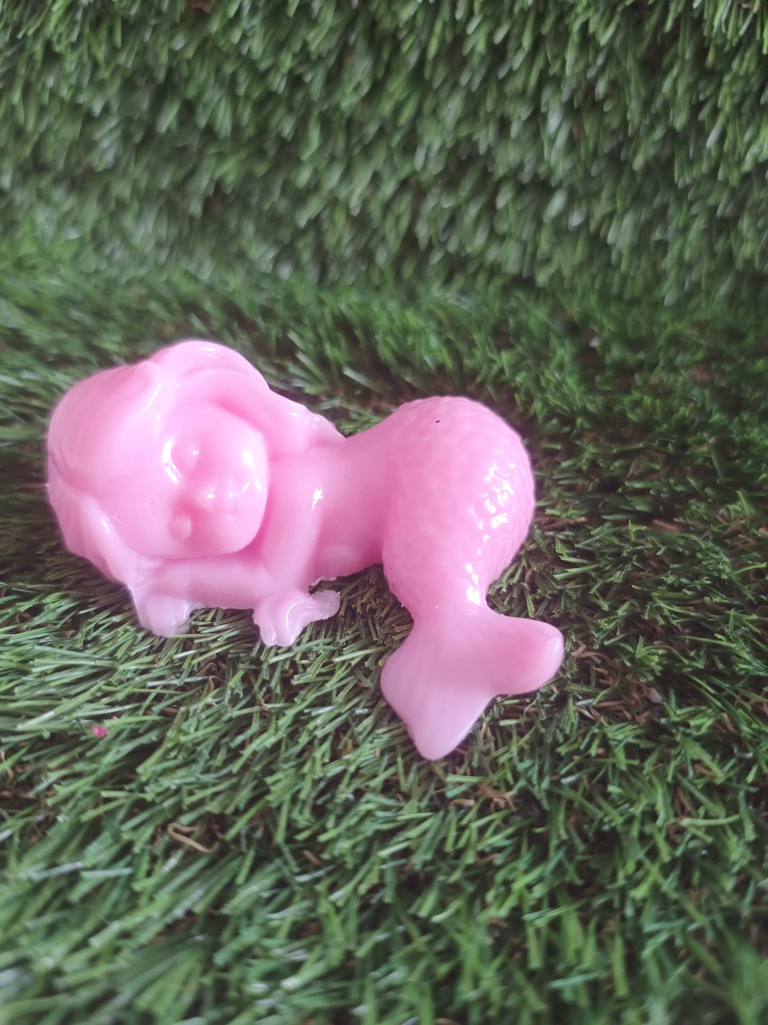 Jabón de glicerina artesanal con forma de sirenita y olor a camomila